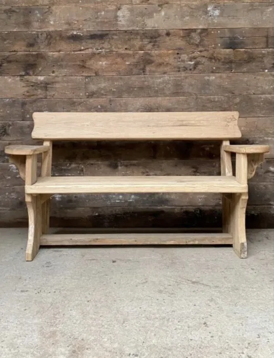 Лавка з старого дуба в сільскому Лавка з старого дуба в сільскому