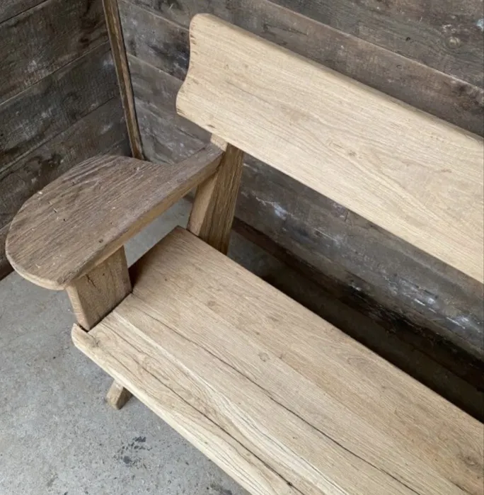 Лавка з старого дуба в сільскому Лавка з старого дуба в сільскому