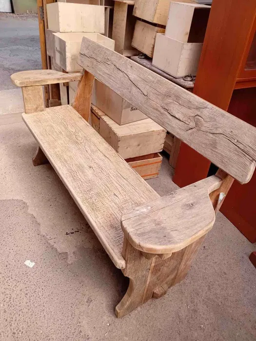 Лавка з старого дуба в сільскому Лавка з старого дуба в сільскому