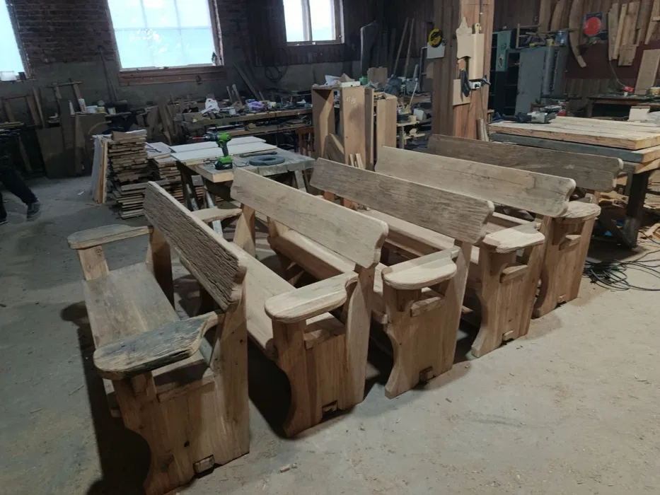 Лавка з старого дуба в сільскому Лавка з старого дуба в сільскому